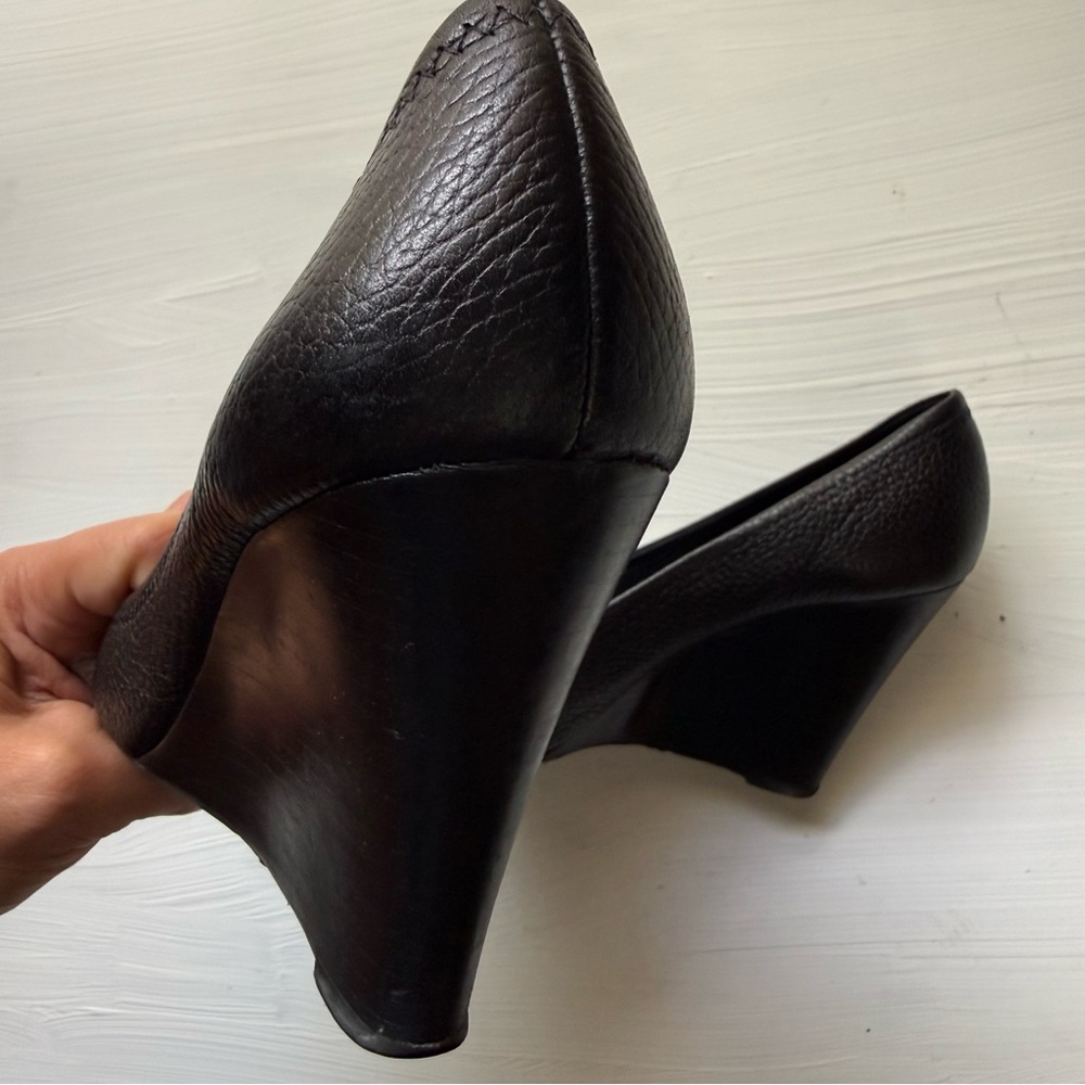 TORY BURCH BENTON LOGO PEEP TOE WEDGE HEEL PUMP SZ 7.5 M BLACK PRE-OWNED - Picture 7 of 8